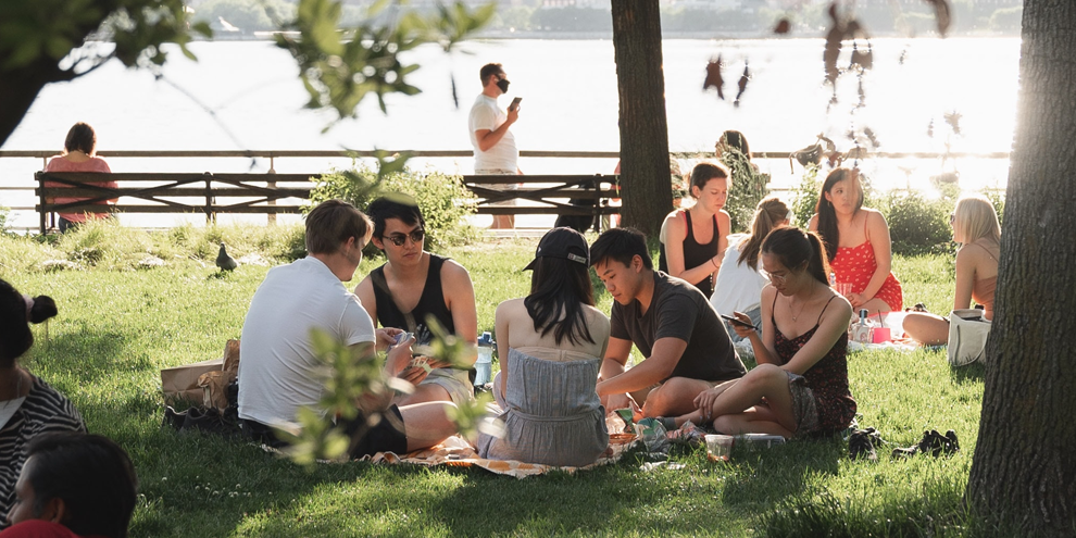 10 networking tips for new professionals looking to make strong connections this summer article image